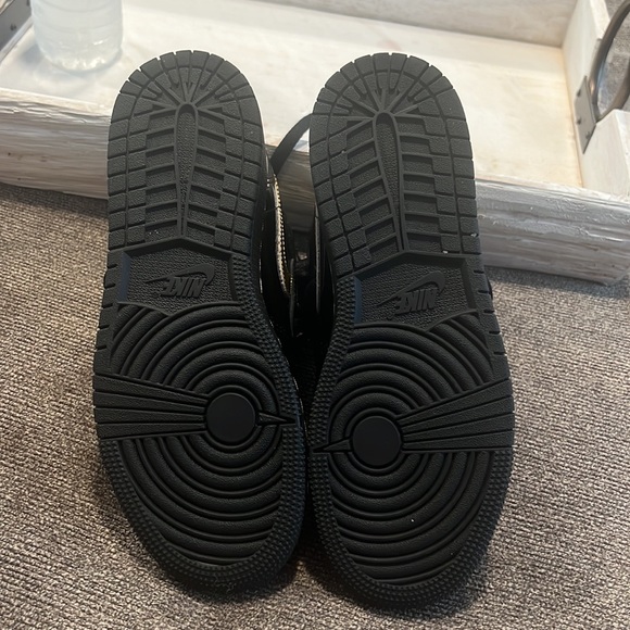 Black and gold airjordan ones (size 4Y) - Picture 2 of 5